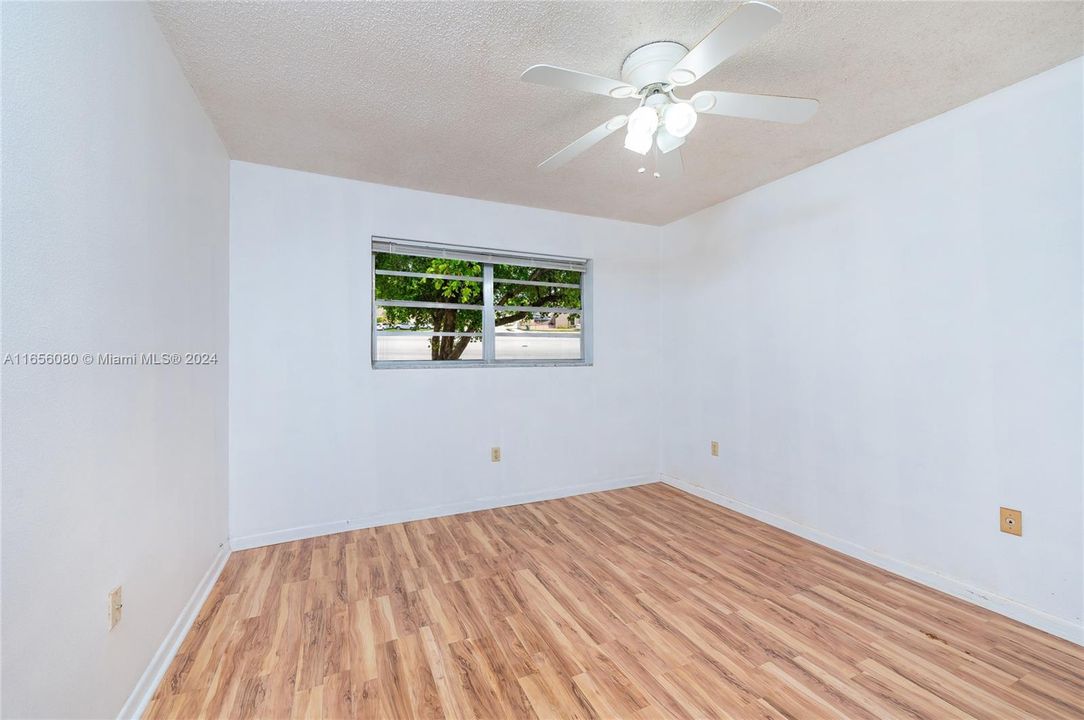 For Sale: $289,900 (2 beds, 1 baths, 720 Square Feet)