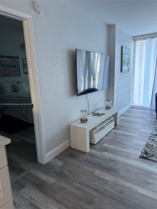 For Rent: $2,900 (2 beds, 2 baths, 980 Square Feet)