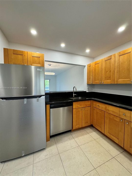 Active With Contract: $1,995 (2 beds, 1 baths, 804 Square Feet)