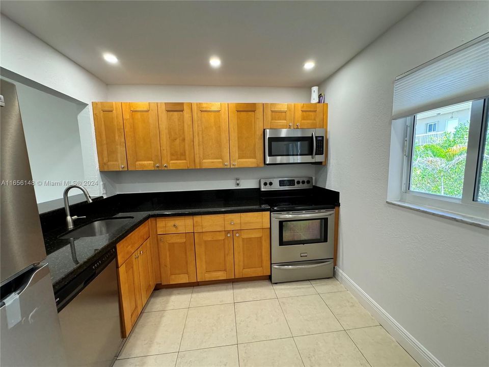 Active With Contract: $1,995 (2 beds, 1 baths, 804 Square Feet)