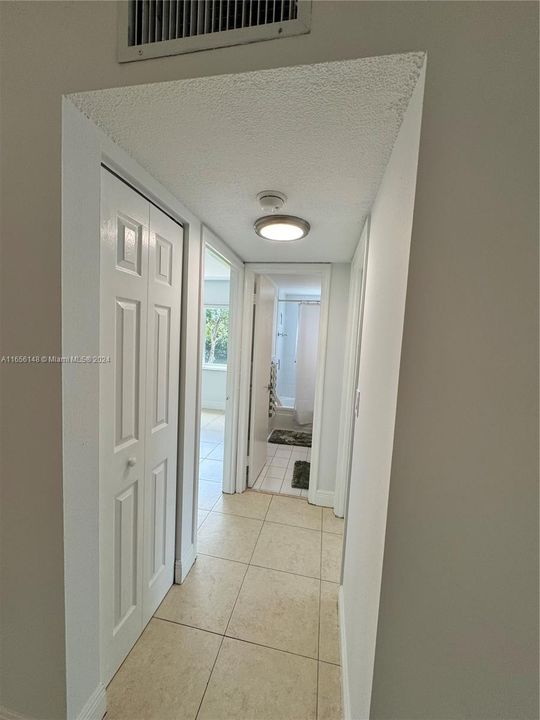 Active With Contract: $1,995 (2 beds, 1 baths, 804 Square Feet)