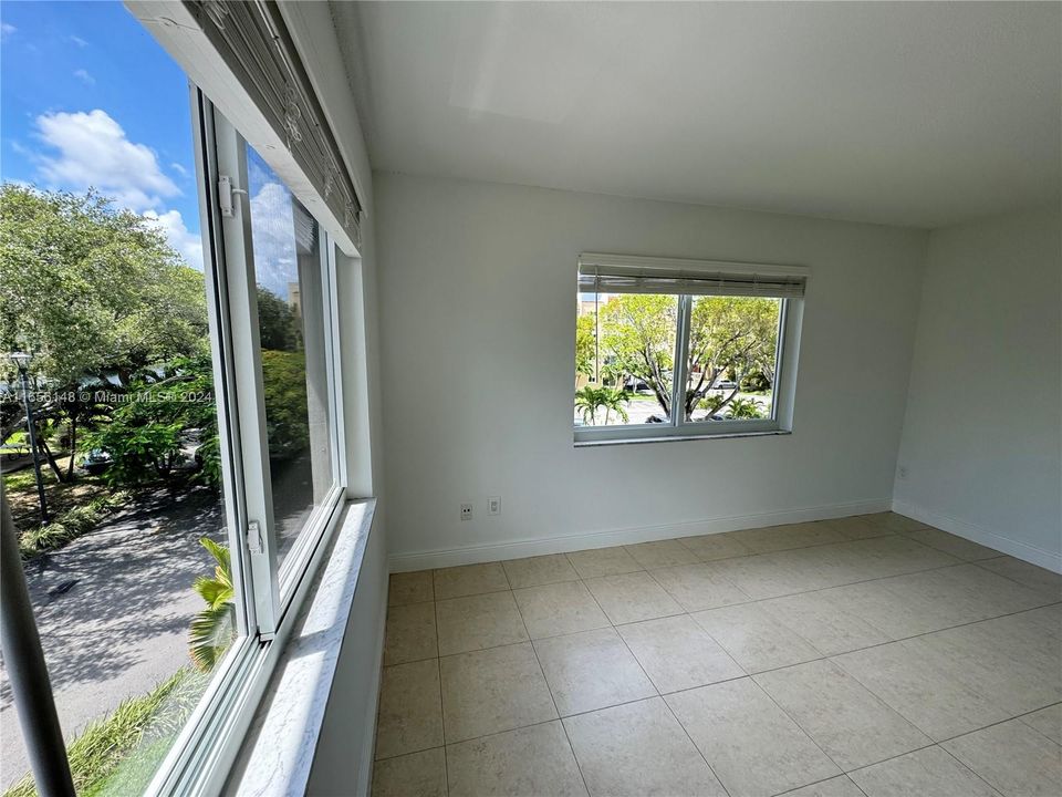 Active With Contract: $1,995 (2 beds, 1 baths, 804 Square Feet)