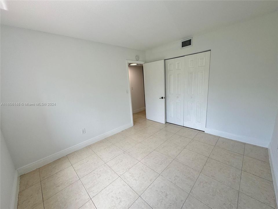 Active With Contract: $1,995 (2 beds, 1 baths, 804 Square Feet)