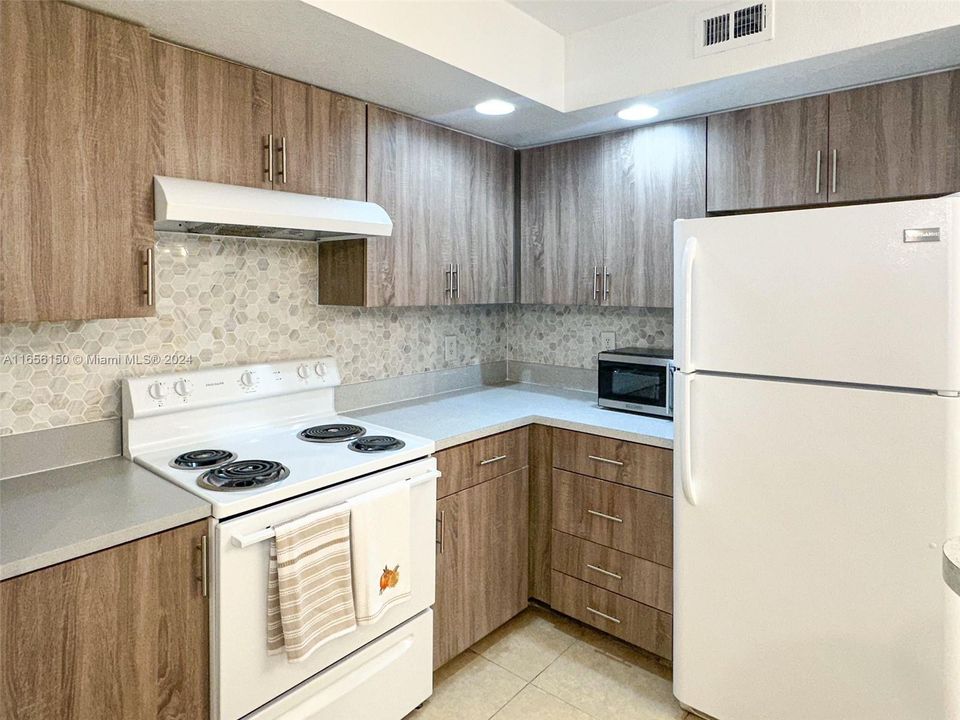 For Rent: $2,150 (2 beds, 1 baths, 965 Square Feet)