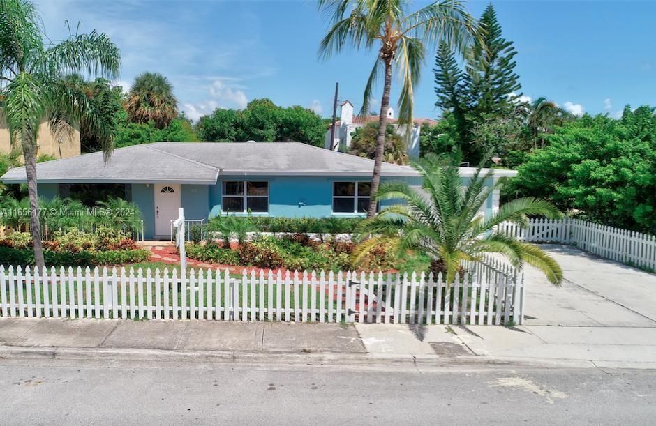 For Sale: $825,000 (3 beds, 3 baths, 1780 Square Feet)