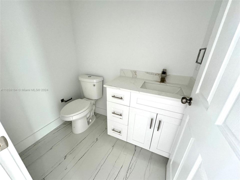 1st floor 1/2 bath