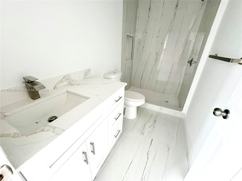 En-suite 2 (second floor)