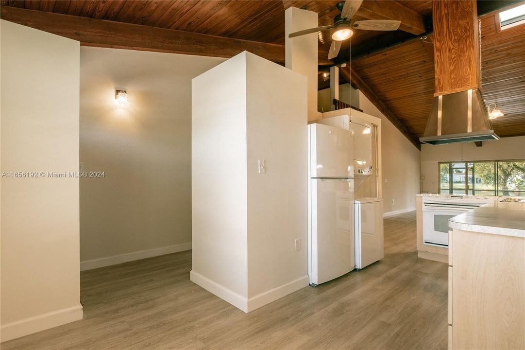 For Sale: $415,000 (2 beds, 2 baths, 1196 Square Feet)