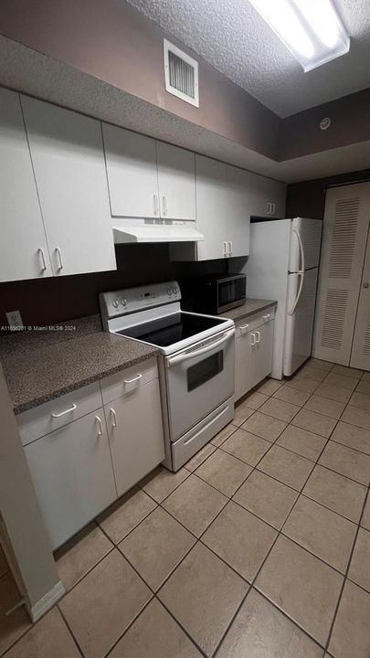 For Rent: $2,050 (2 beds, 2 baths, 820 Square Feet)