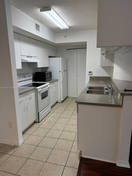 For Rent: $2,050 (2 beds, 2 baths, 820 Square Feet)