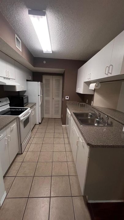 For Rent: $2,050 (2 beds, 2 baths, 820 Square Feet)