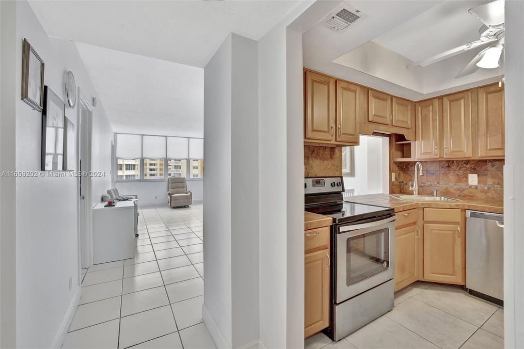 For Sale: $200,000 (1 beds, 1 baths, 646 Square Feet)