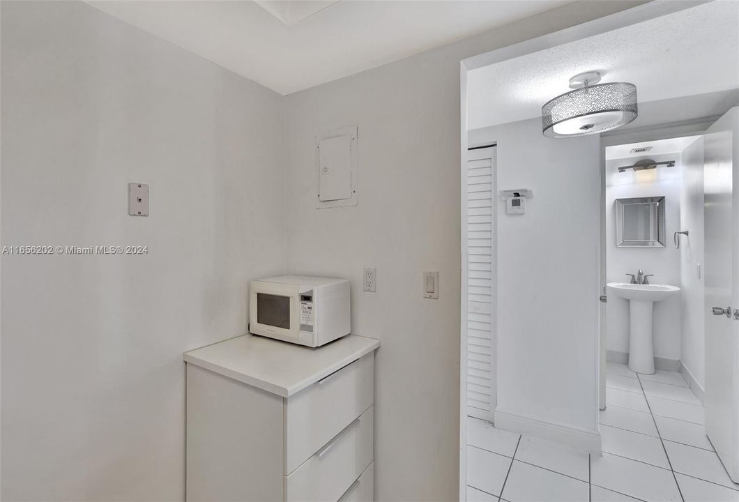 For Sale: $200,000 (1 beds, 1 baths, 646 Square Feet)