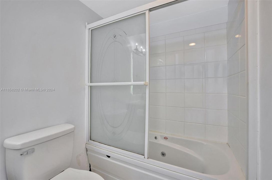 For Sale: $200,000 (1 beds, 1 baths, 646 Square Feet)