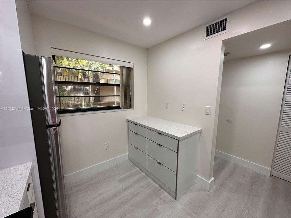 Active With Contract: $2,500 (2 beds, 2 baths, 936 Square Feet)