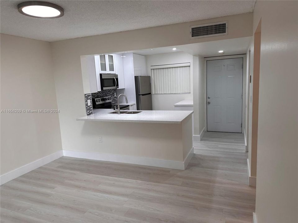 Active With Contract: $2,500 (2 beds, 2 baths, 936 Square Feet)