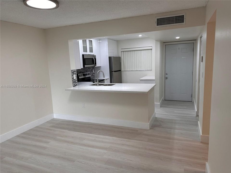 Active With Contract: $2,500 (2 beds, 2 baths, 936 Square Feet)