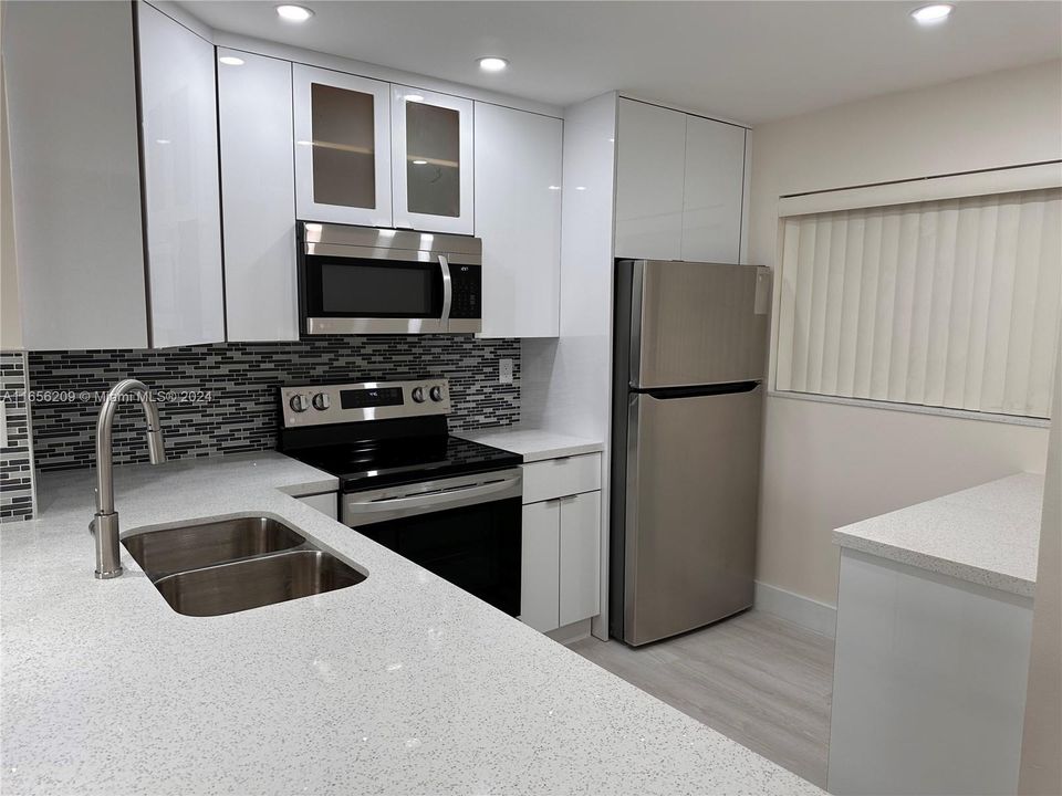 Active With Contract: $2,500 (2 beds, 2 baths, 936 Square Feet)