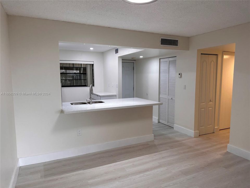 Active With Contract: $2,500 (2 beds, 2 baths, 936 Square Feet)