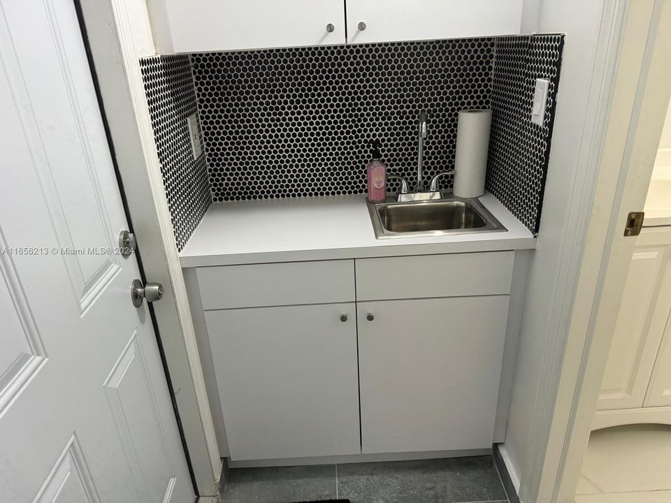 For Rent: $1,200 (1 beds, 1 baths, 215 Square Feet)