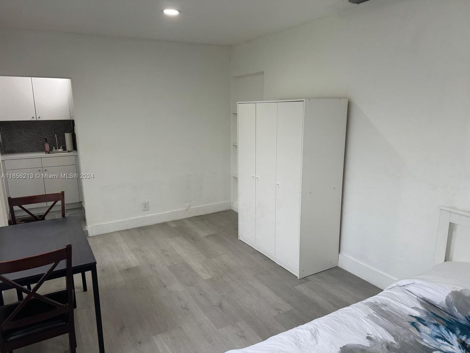 For Rent: $1,200 (1 beds, 1 baths, 215 Square Feet)