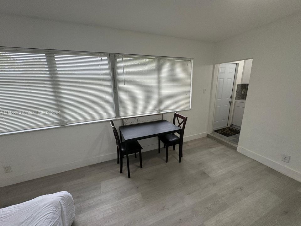 For Rent: $1,200 (1 beds, 1 baths, 215 Square Feet)