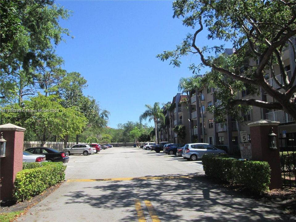 Active With Contract: $1,850 (1 beds, 1 baths, 670 Square Feet)