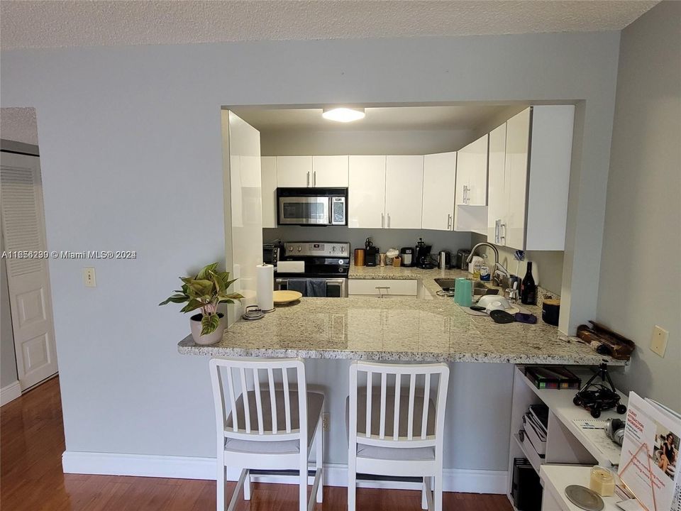 Active With Contract: $1,850 (1 beds, 1 baths, 670 Square Feet)