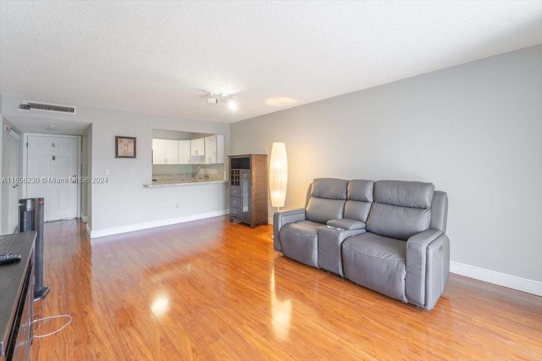 Active With Contract: $1,850 (1 beds, 1 baths, 670 Square Feet)