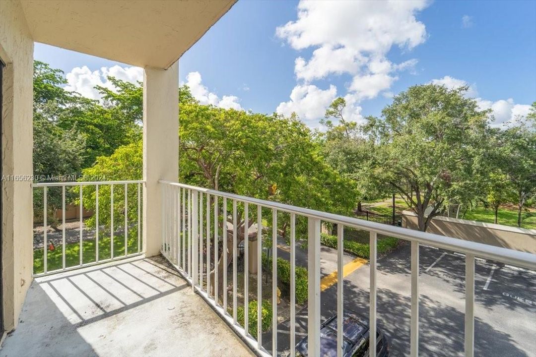 Active With Contract: $1,850 (1 beds, 1 baths, 670 Square Feet)