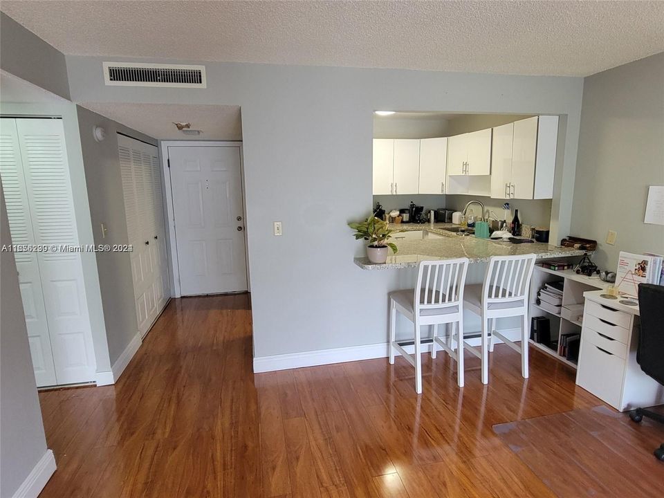 Active With Contract: $1,850 (1 beds, 1 baths, 670 Square Feet)