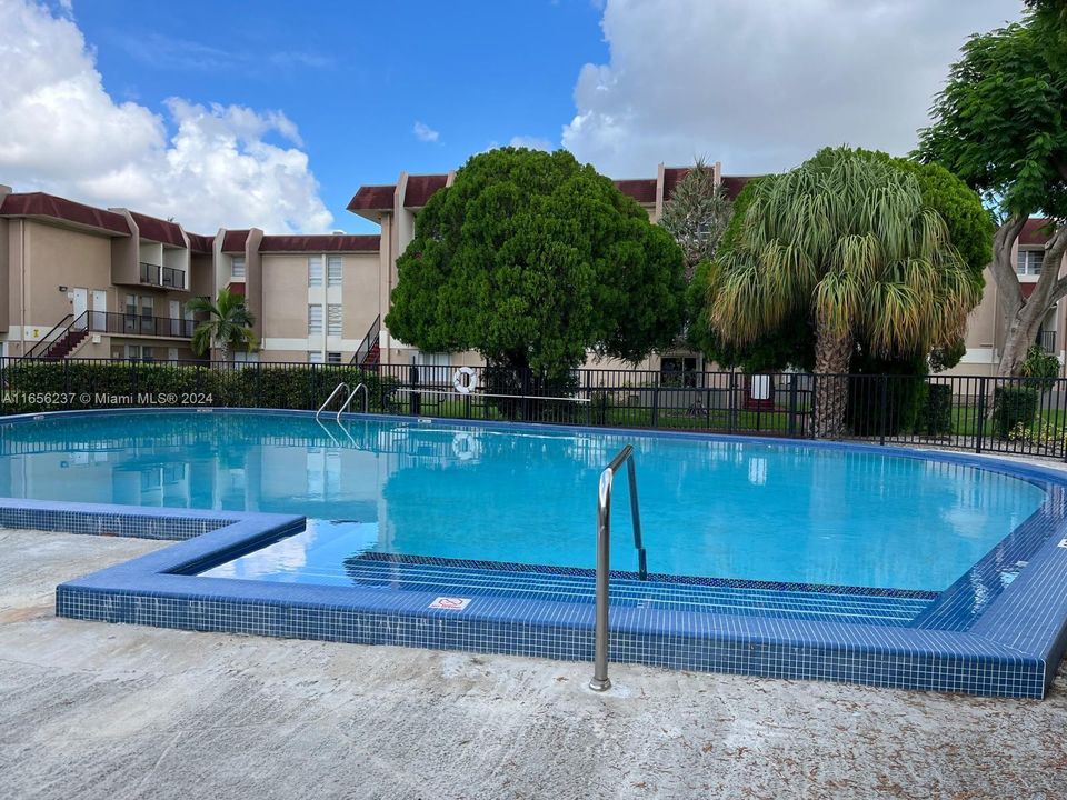 Active With Contract: $1,800 (1 beds, 1 baths, 635 Square Feet)