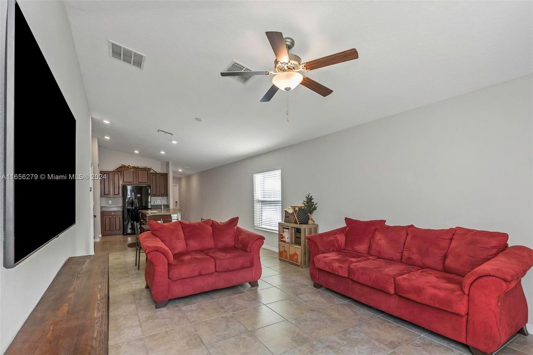 For Sale: $319,950 (3 beds, 2 baths, 1451 Square Feet)