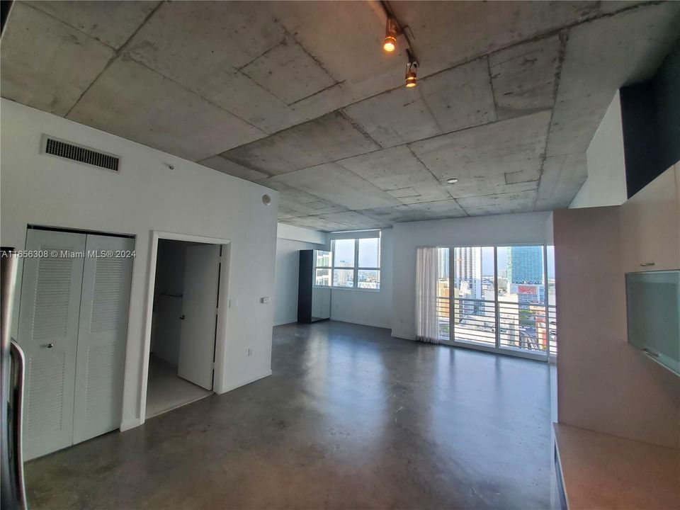 Active With Contract: $2,295 (1 beds, 1 baths, 651 Square Feet)