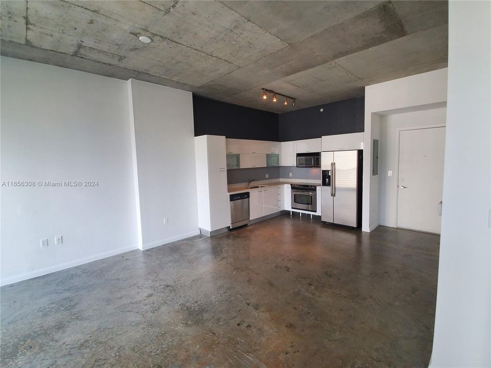 Active With Contract: $2,295 (1 beds, 1 baths, 651 Square Feet)