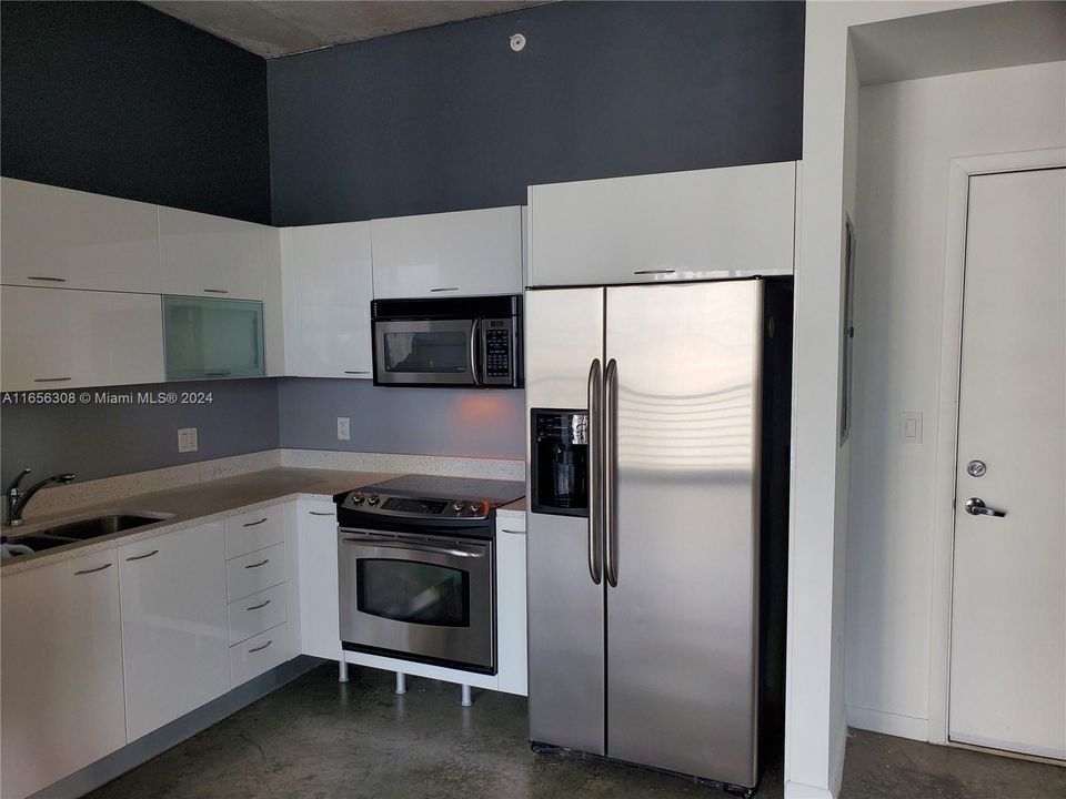 Active With Contract: $2,295 (1 beds, 1 baths, 651 Square Feet)