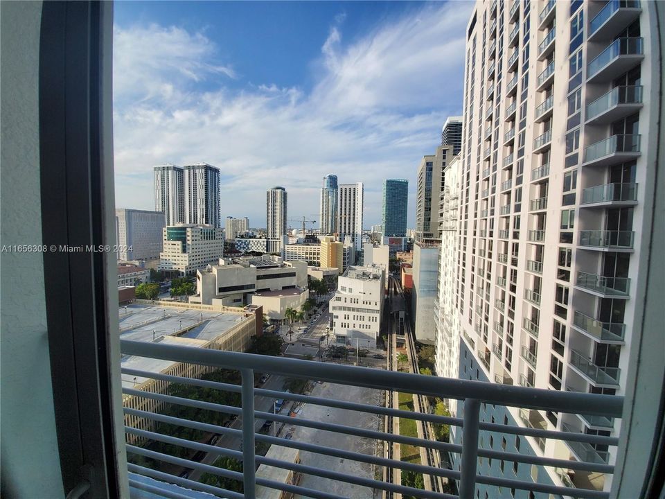 Active With Contract: $2,295 (1 beds, 1 baths, 651 Square Feet)