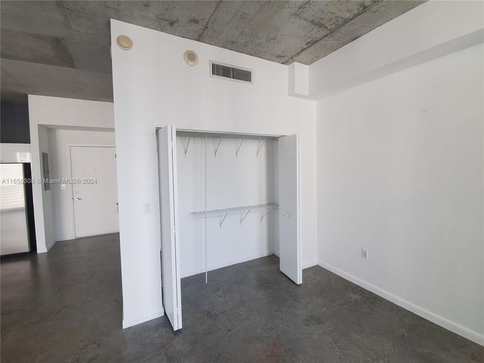 Active With Contract: $2,295 (1 beds, 1 baths, 651 Square Feet)