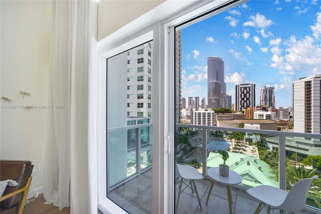 For Sale: $565,000 (1 beds, 1 baths, 952 Square Feet)