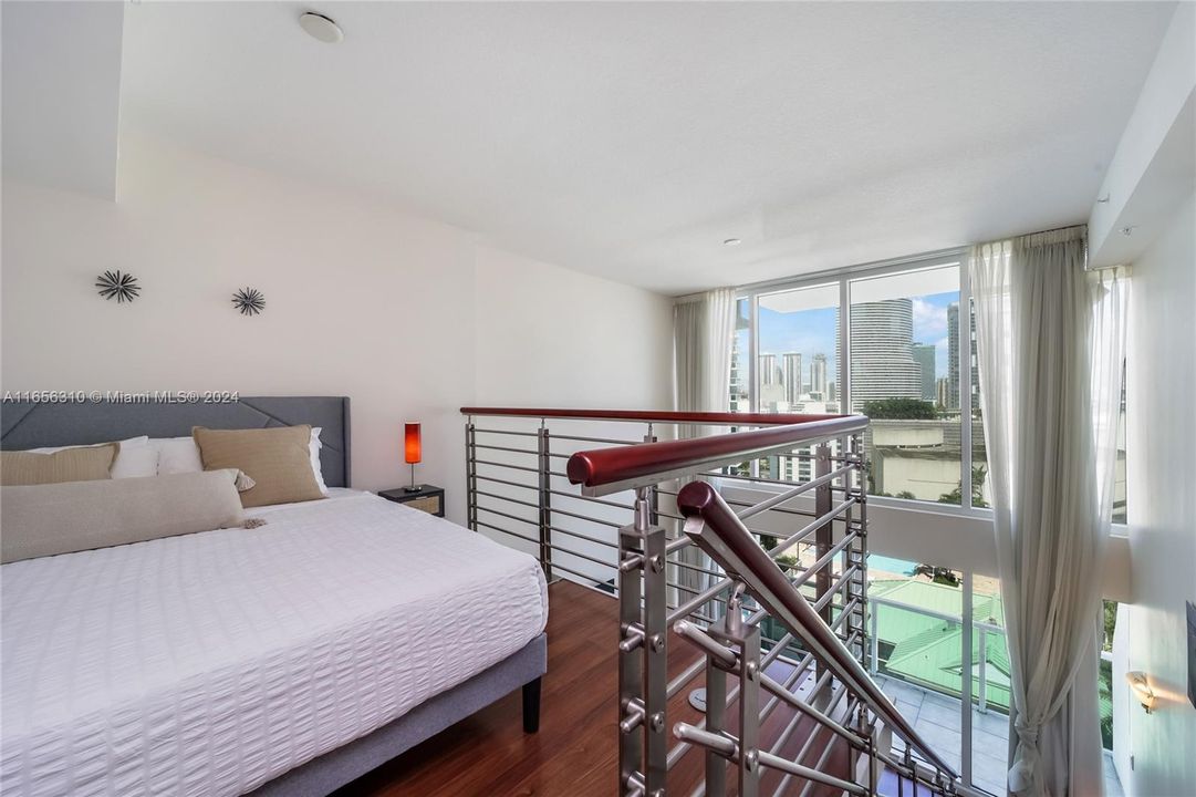 For Sale: $565,000 (1 beds, 1 baths, 952 Square Feet)