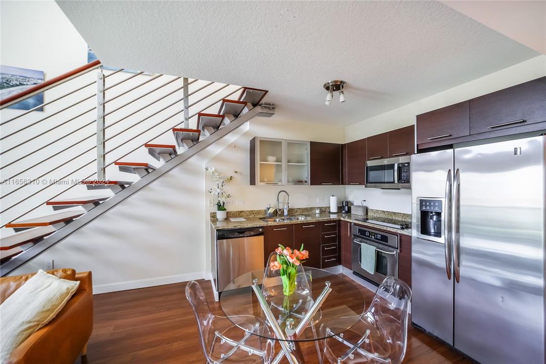 For Sale: $565,000 (1 beds, 1 baths, 952 Square Feet)