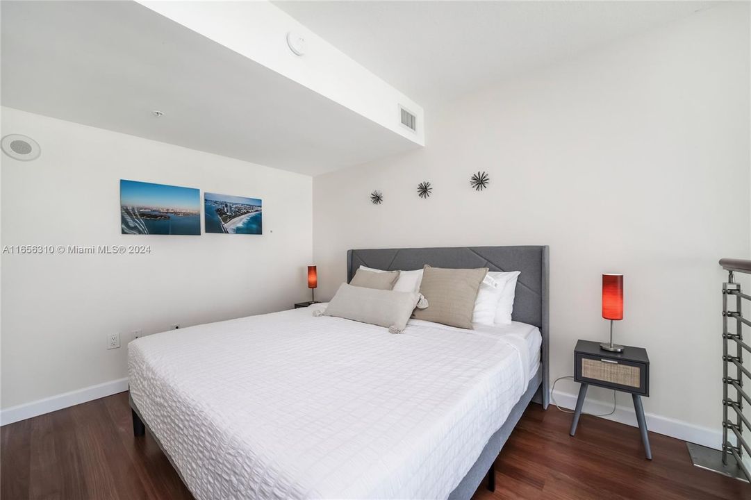 For Sale: $565,000 (1 beds, 1 baths, 952 Square Feet)