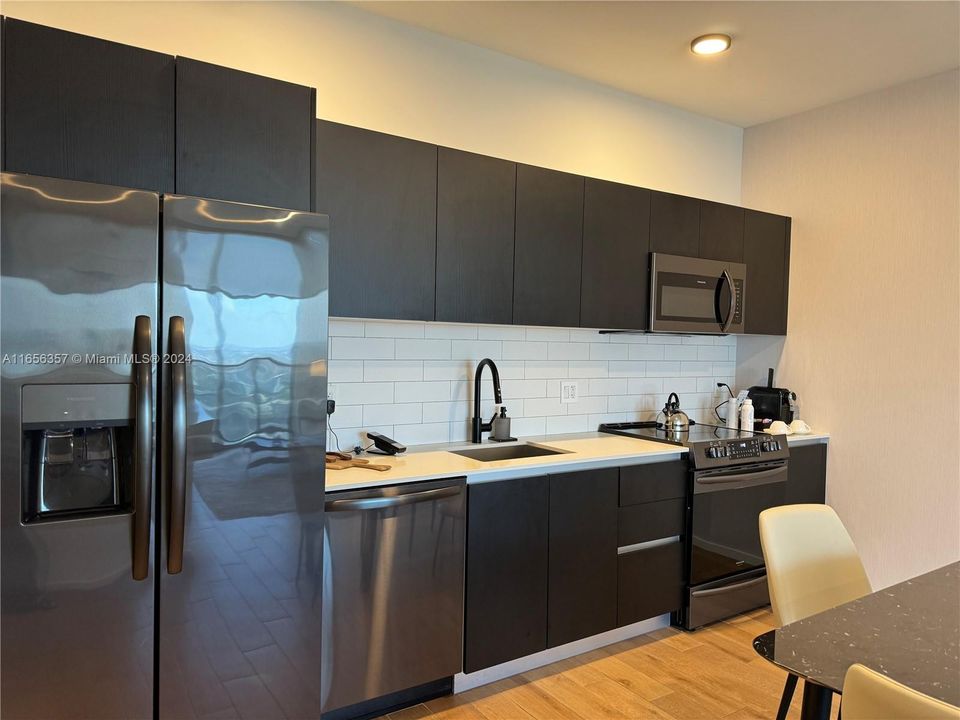 For Sale: $895,000 (1 beds, 1 baths, 626 Square Feet)