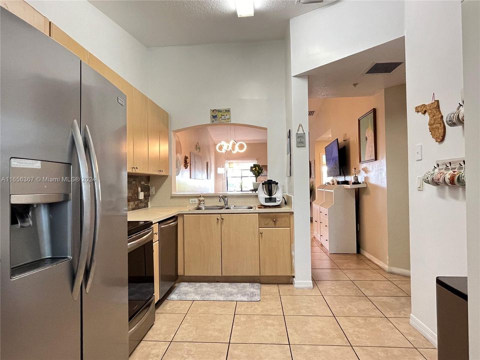 For Sale: $290,000 (2 beds, 2 baths, 817 Square Feet)