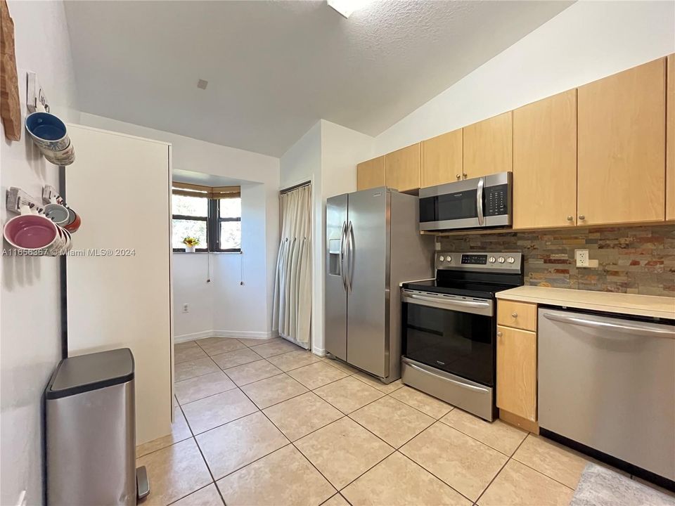 For Sale: $290,000 (2 beds, 2 baths, 817 Square Feet)