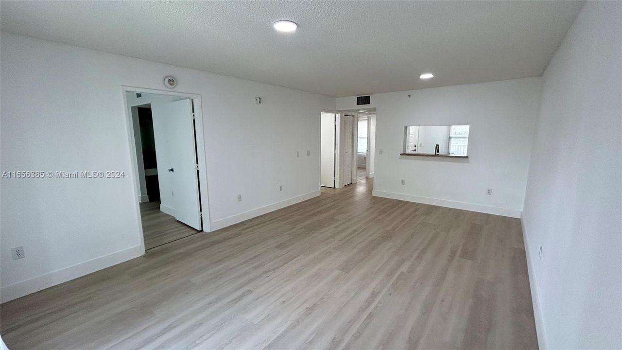 For Sale: $219,000 (2 beds, 1 baths, 1032 Square Feet)