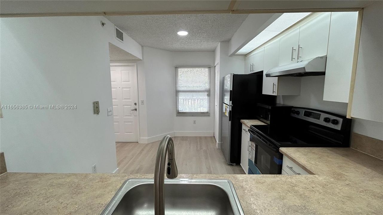 For Sale: $219,000 (2 beds, 1 baths, 1032 Square Feet)