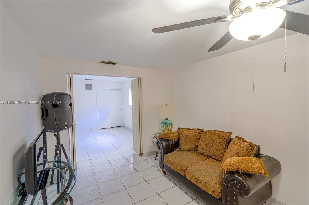 For Sale: $600,000 (4 beds, 3 baths, 1812 Square Feet)