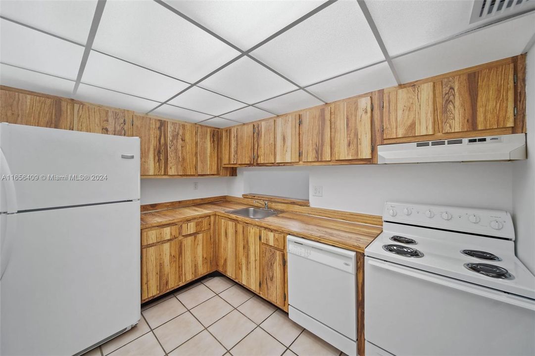 For Sale: $300,000 (2 beds, 2 baths, 965 Square Feet)