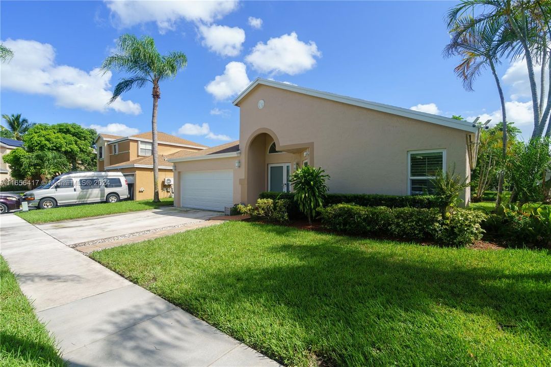 Active With Contract: $600,000 (3 beds, 2 baths, 1967 Square Feet)